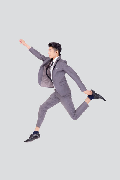 Молодий азіатський бізнесмен у костюмі стрибає ізольовано на білому тлі, повнометражний, щасливий красивий бізнесмен стрибає і літає успішно і схвильовано, впевнений чоловік, менеджер або керівник з перемогою
. - Фото, зображення