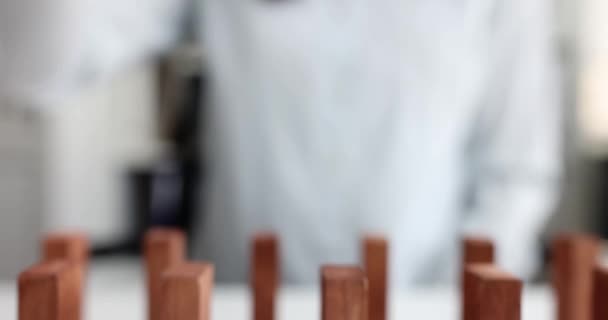 Persona pone bloque de madera roja entre los beige primer plano - Metraje, vídeo