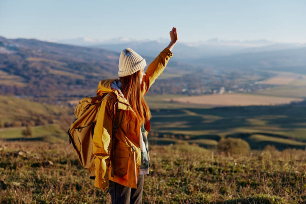 donna turista in giacca gialla in un cappello zaino viaggio montagne Stile di vita - Foto, immagini