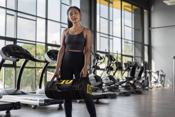 Mujer asiática ejercicio en forma física. Mujer joven y saludable en ropa deportiva en forma. - Foto, imagen