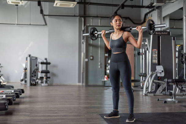 Asiatinnen üben sich in Fitness. Junge gesunde Frau in Sportbekleidung in Fitness. - Foto, Bild