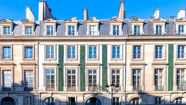 Parijs, mooi gebouw Rue Royale, in een luxe wijk - Foto, afbeelding