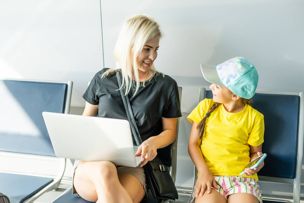 mãe filha com laptop aeroporto - Foto, Imagem
