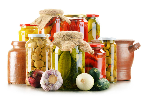 Composição com jarros de legumes em conserva. Alimentos marinados - Foto, Imagem