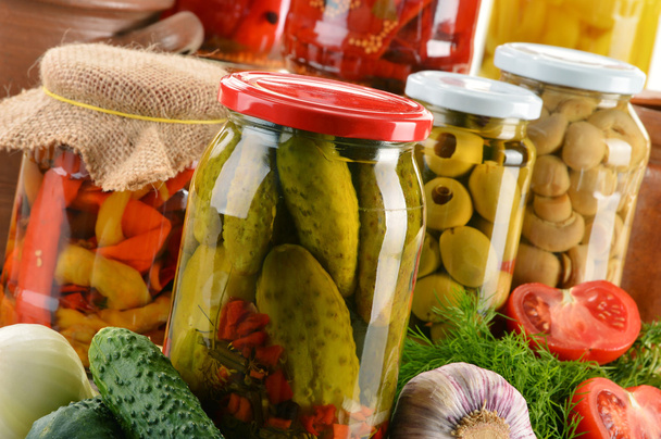 Composición con frascos de verduras en escabeche. Alimentos marinados - Foto, imagen