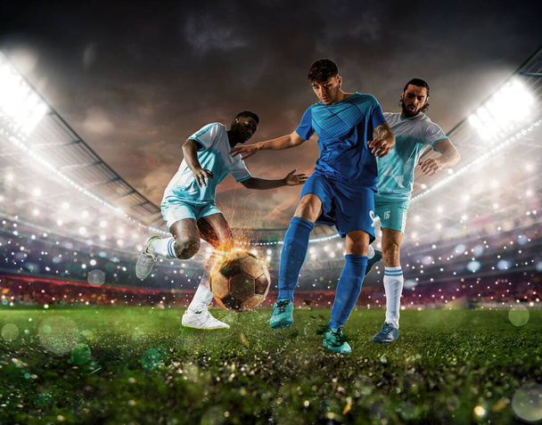 Крупним планом футбольна сцена з футболістами на стадіоні
 - Фото, зображення