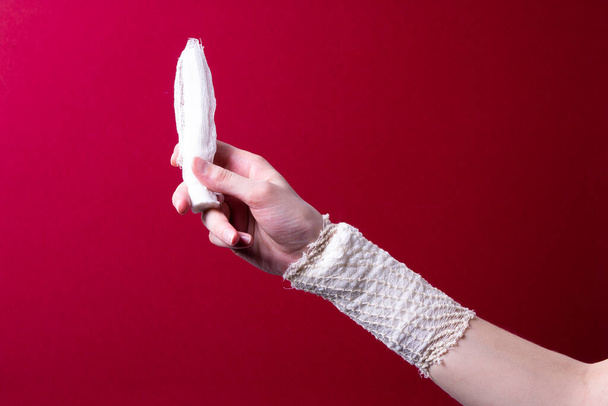 жіноча рука тримає медичну пов'язку
 - Фото, зображення