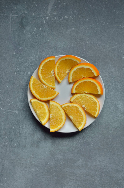 sliced orange on a white plate - Foto, immagini