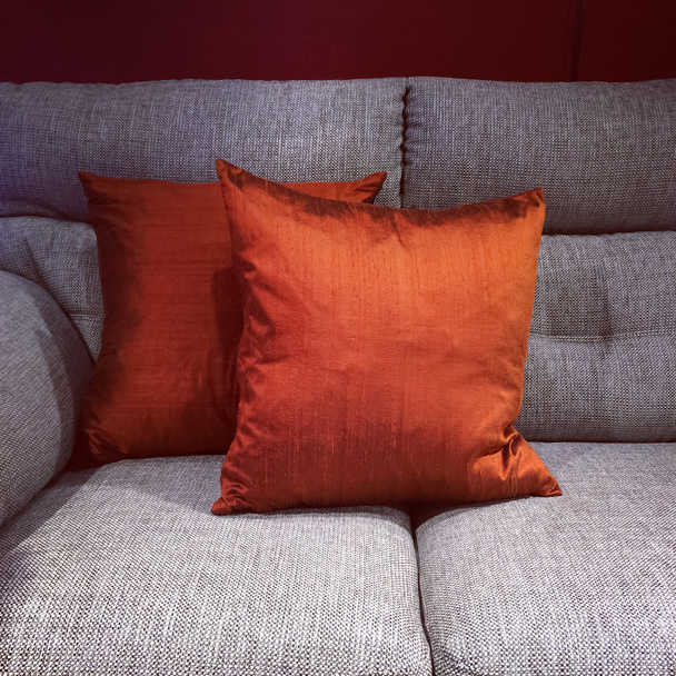 Cojines naranja en sofá gris
 - Foto, Imagen