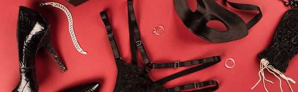 Κάτοψη της σεξουαλικής μάσκα, κιλότα και τακούνια σε κόκκινο φόντο, πανό  - Φωτογραφία, εικόνα