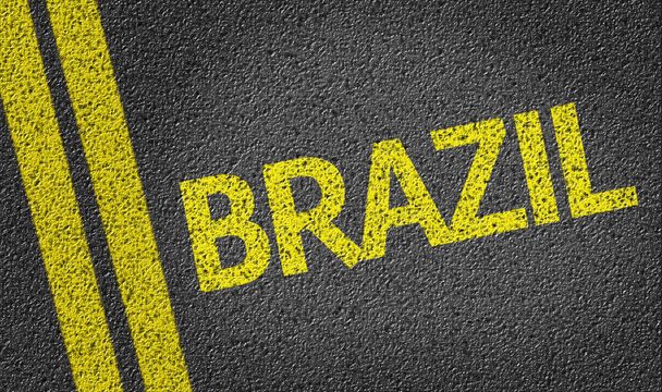 Brasil escrito en la carretera
 - Foto, imagen