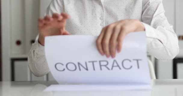 Zakelijke vrouw scheuren contract op kantoor closeup - Video