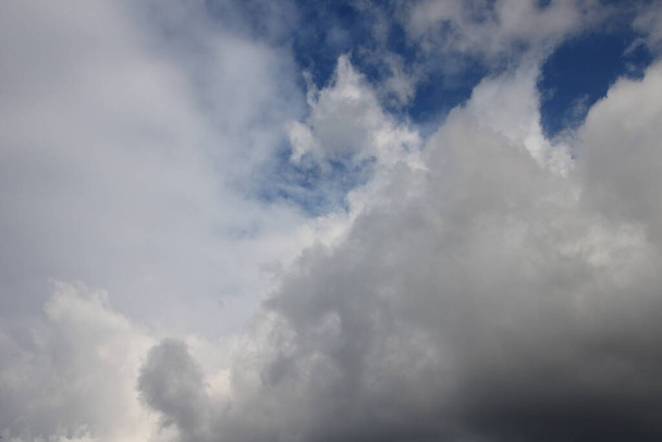 blauwe lucht met witte wolken - Foto, afbeelding