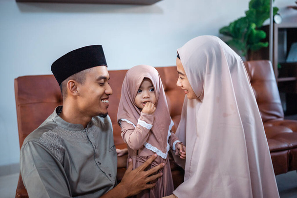 muslim father and mother with their little girl - Foto, afbeelding