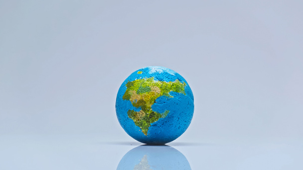globo azul sobre fondo gris con espacio de copia, concepto ambiental  - Foto, Imagen