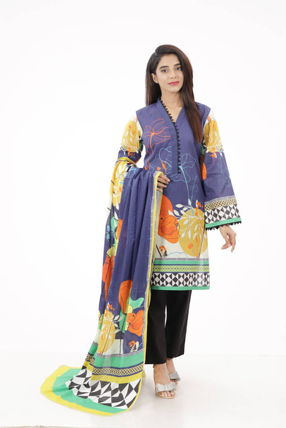 Пакистанский костюм шалвара Камиза с дупаттой. Пакистанской модели показывается ее платье со стилем. - Фото, изображение