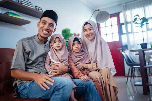 happy muslim family looking at camera and smile - Foto, afbeelding