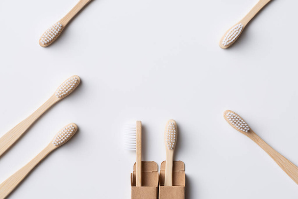 Set van ECO vriendelijke houten bamboe tandenborstels. Red de planeet of GEEN plastic concept. Geïsoleerd op witte achtergrond.  - Foto, afbeelding