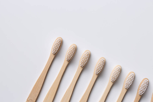 Set di spazzolini da denti in bambù ECO friendly in legno. Salvare il pianeta o NO concetto di plastica. Isolato su sfondo bianco.  - Foto, immagini