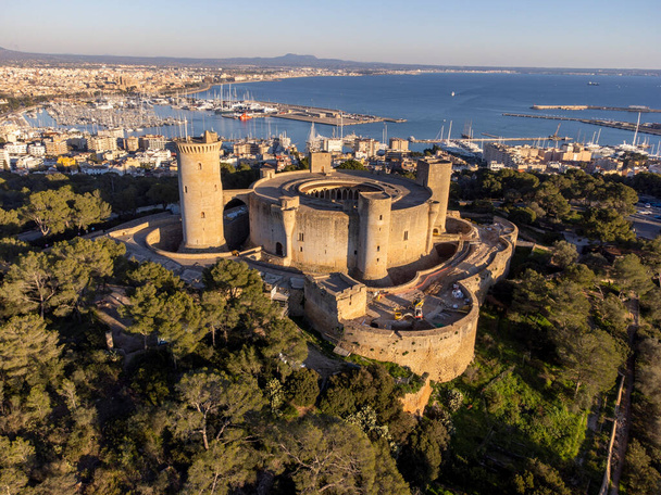 Schloss von Bellver und die Stadt Palma im Hintergrund, Mallorca, Balearen, Spanien - Foto, Bild