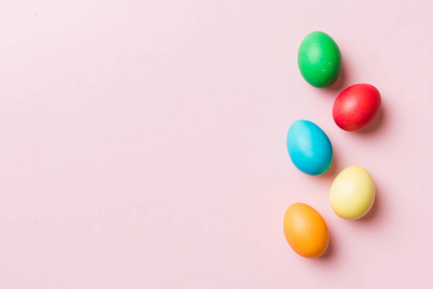 preparación de vacaciones Multi colores huevos de Pascua sobre fondo de color. Huevos de Pascua color pastel. concepto de vacaciones con espacio de copia. - Foto, imagen
