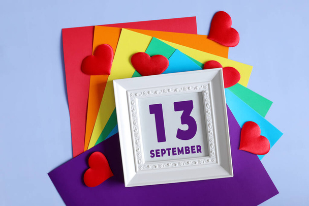 día del mes 13 de septiembre calendario Calendario fecha en un marco blanco sobre un fondo de arco iris. - Foto, imagen