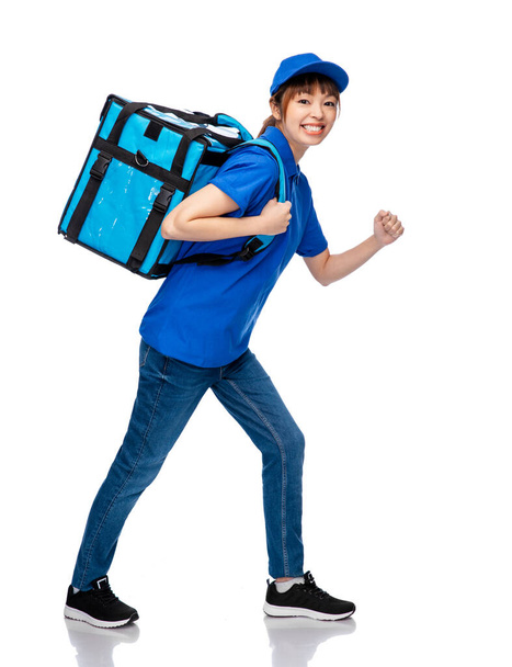 delivery woman with thermal insulated bag - Foto, afbeelding
