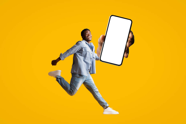 Novo smartphone com tela em branco na mão cara de salto - Foto, Imagem