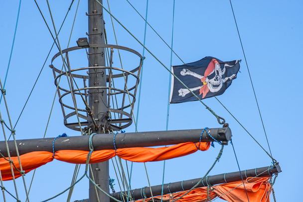 πειρατική σημαία σε ένα ιστορικό πλοίο - Φωτογραφία, εικόνα