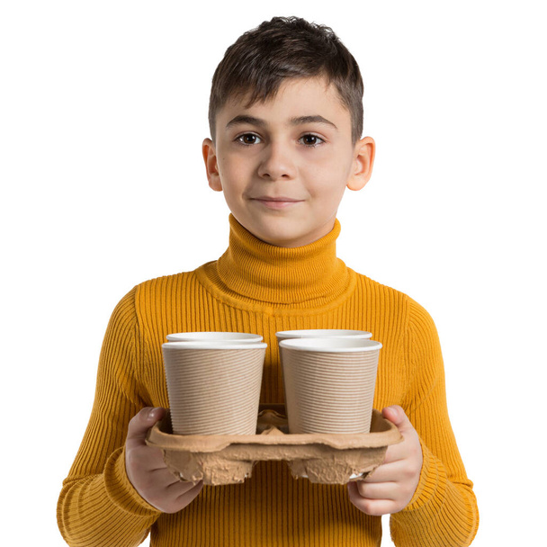 Yakışıklı çocuk elinde dört bardak sıcak içecek, konsept, beyaz arka planda, izole - Fotoğraf, Görsel