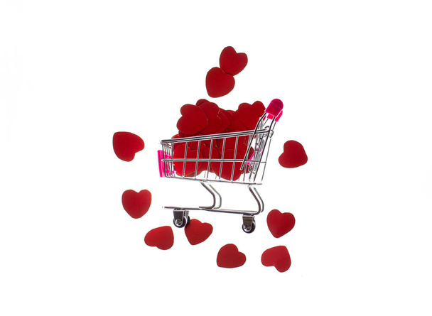Carrello della spesa con molti cuori di carta rossa, vendita di San Valentino, acquistare regali, amore o mi piace nei social media - Foto, immagini