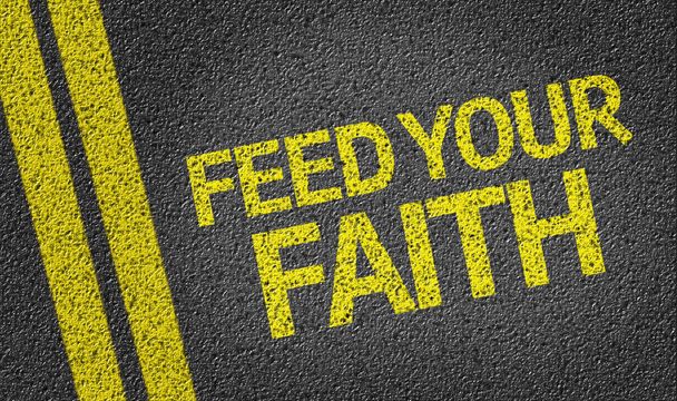 Yolda yazılı inancını besleme - Fotoğraf, Görsel