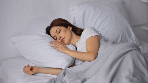 brunette woman sleeping on bed in morning - Foto, Imagem