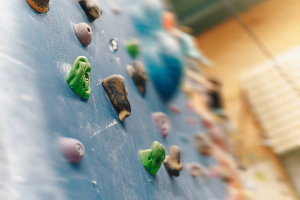 Wall for Bouldering Competition (en inglés). El deporte extremo y el concepto de bouldering - pared de escalada interior en gy - Foto, imagen
