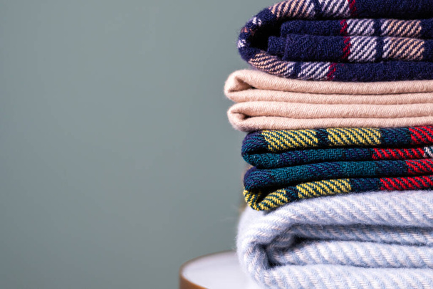 Montón de mantas de lana a cuadros - Foto, Imagen