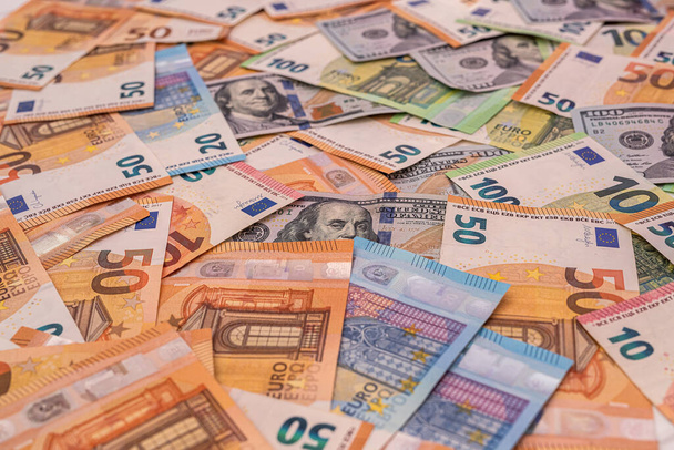 achtergrond van de belangrijkste munteenheden ter wereld - de confrontatie tussen de dollar en de euro - Foto, afbeelding