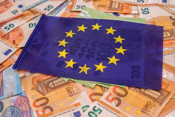 όμορφα χρωματιστά νέα χαρτονομίσματα του ευρώ στα οποία βρίσκεται η γαλάζια σημαία του ευρώ. Η έννοια της Ευρωπαϊκής Ένωσης - Φωτογραφία, εικόνα
