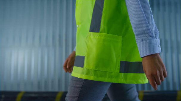 Großaufnahme Lagerarbeiter Uniform trägt zu Fuß zur Herstellung Arbeitsplatz - Foto, Bild