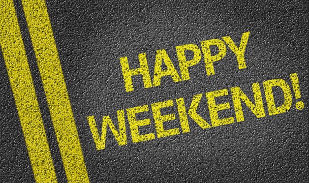 Happy Weekend написан на дороге
 - Фото, изображение