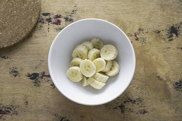 Mash the banana with a fork. It's okay if there are small pieces of bananas left. - Foto, imagen
