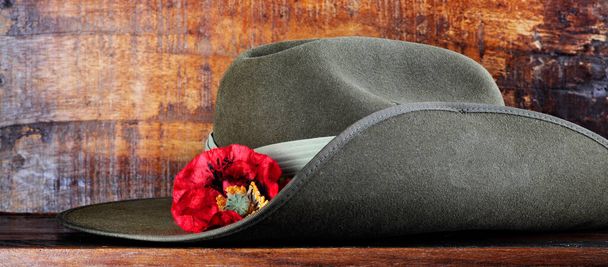 オーストラリア軍は、 Anzac DayまたはRemembre Dayのために赤いケシで帽子をなでる. - 写真・画像