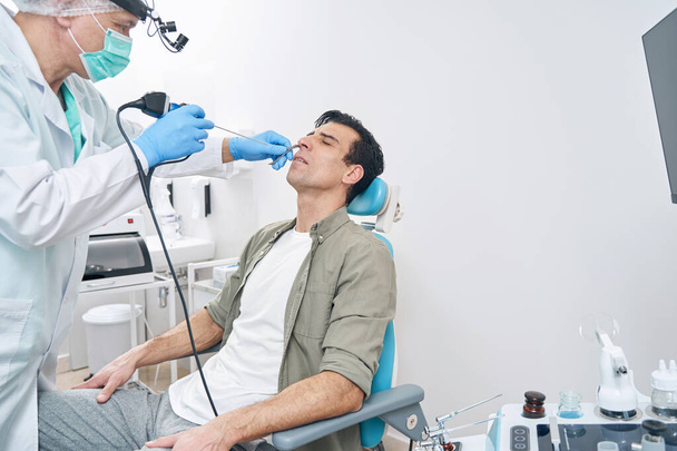 Médico examinando macho com instrumento médico no hospital - Foto, Imagem