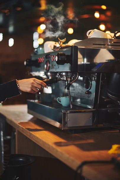 Barista Koffiezetapparaat Machine. Kleine onderneming cafe en restaurant eigenaar en part-time werk concept. Focus selectiepunt . - Foto, afbeelding