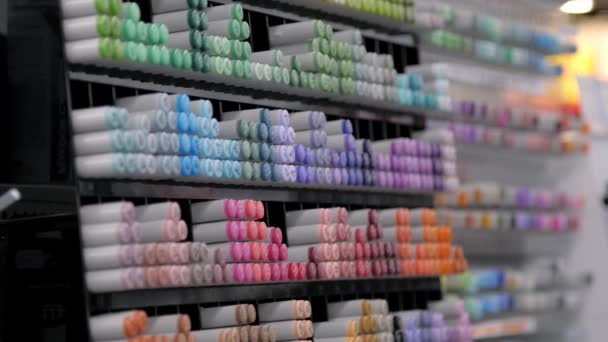 Витрина с разноцветными маркерами в художественном магазине - Кадры, видео