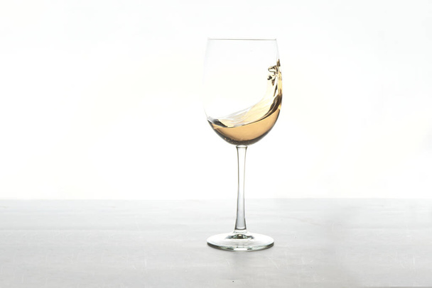 copa de vino blanco salpicando sobre fondo blanco - Foto, imagen