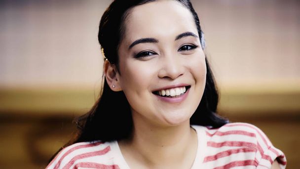 joyful asian woman smiling and looking at camera - Foto, immagini