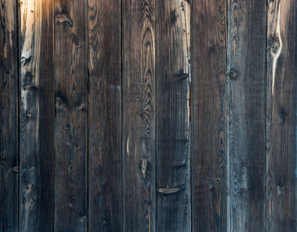 Plank fence made of dark old wood. Natural wood pattern. Surface fragment - Foto, Bild