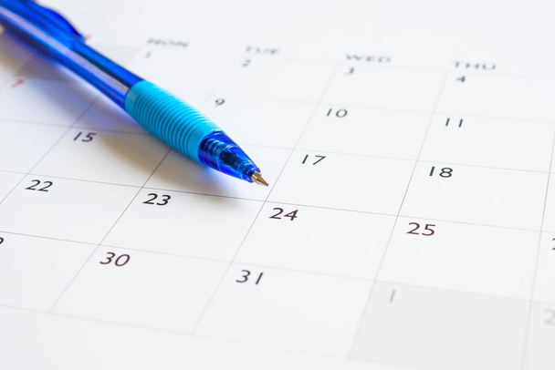Penna blu sulla pagina del calendario sfondo business pianificazione appuntamento meeting concept - Foto, immagini