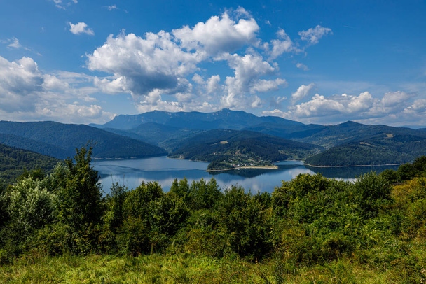 ルーマニアのカルパティア風景の中にあるビカズ湖 - 写真・画像