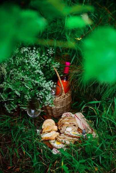 Conejo terrine picnic en la hierba verde .style rustic.selective focus - Foto, imagen